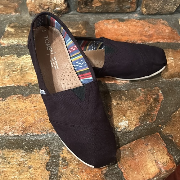 TOMS canvas type fabric shoes. - Picture 3 of 6